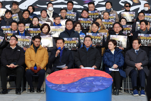 ▲ 더불어민주당 정청래 대표가 3일 서울 여의도 국회 본청 계단에서 열린 '12.3 내란 저지 1년' 현장 최고위원회의에서 발언하고 있다. ⓒ연합뉴스