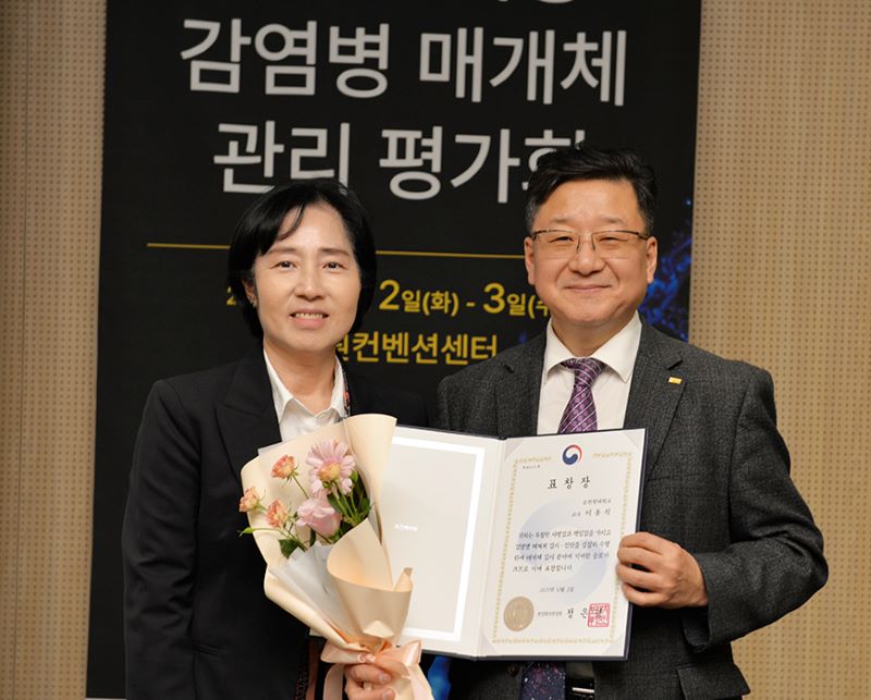 ▲ 순천향대학교 생명과학과 이용석(오른쪽) 교수가 보건복지부장관상을 수상하고 기념촬영을 하고 있다.ⓒ순천향대