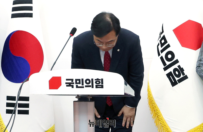 ▲ 송언석 국민의힘 원내대표가 3일 서울 여의도 국회에서 기자회견을 열고 지난 12·3 비상계엄 사태를 막지 못한 책임에 대해 107명 의원을 대표해 고개 숙여 사과하고 있다. ⓒ 이종현 기자