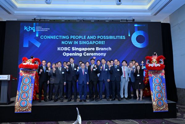 ▲ 안병길 한국해양진흥공사 사장이 3일 웨스틴 싱가포르에서 열린 해진공 싱가포르 지사 개소식에서 단체 사진을 촬영하고 있다. ⓒ한국해양진흥공사