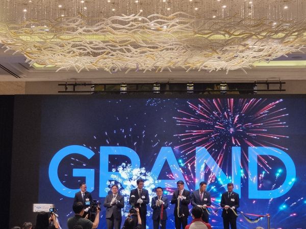 ▲ 안병길 한국해양진흥공사 사장 등 내빈들이 3일 웨스틴 싱가포르에서 열린 해진공 싱가포르 지사 개소식에서 테이프커팅식을 하고 있다. ⓒ한국해양진흥공사