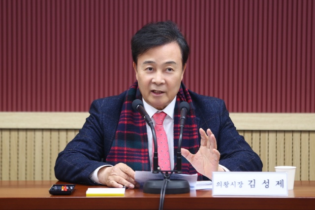 ▲ 김성제 의왕시장이 의왕군포안산 공공주택지구 주민 간담회에서 인사말을 하고 있다. ⓒ의왕시 제공