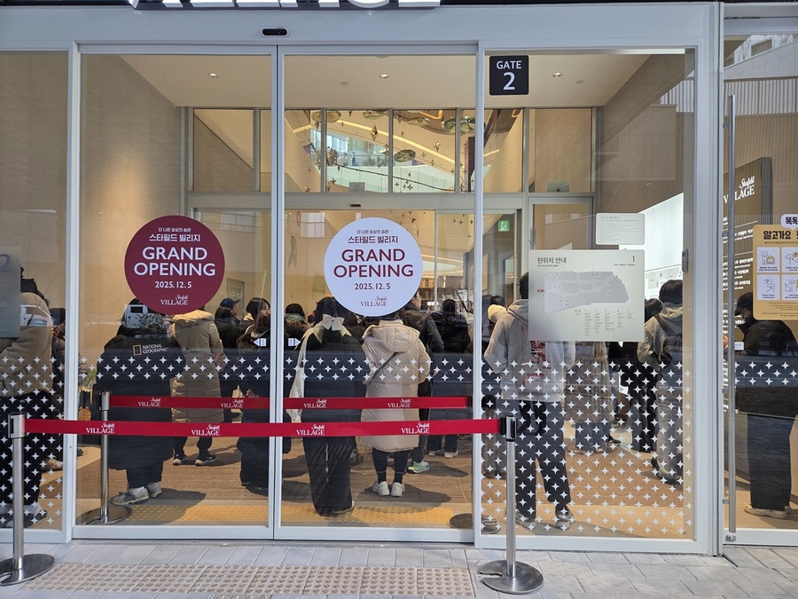 ▲ 사람들이 스타필드 빌리지 운정 가오픈을 기다리고 있다. ⓒ남수지 자