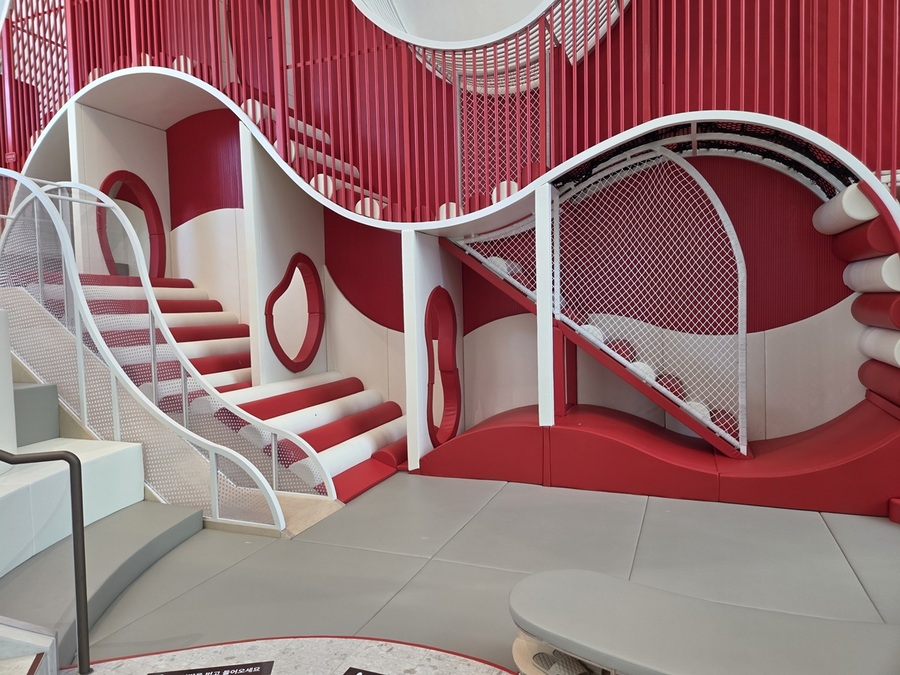 ▲ 매장 3-4층에 위치한 놀이기구 ⓒ남수지 기자