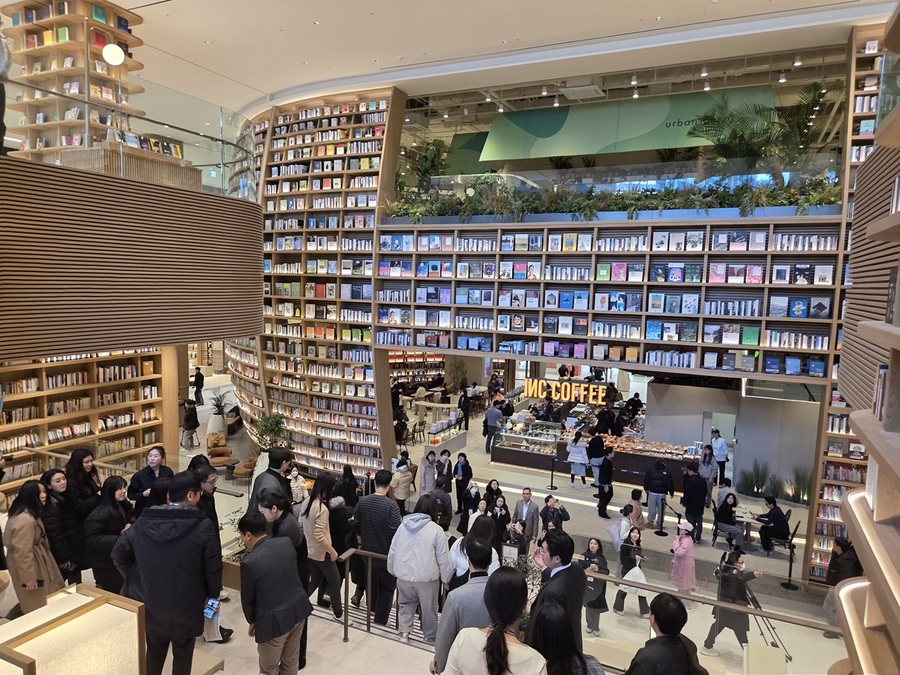 ▲ 3만6000권의 책들과 그 곳을 지나다니는 사람들 ⓒ남수지 기자