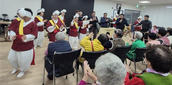 ▲ 부여국 석성면 주민자치회는 어르신 100여 명을 대상으로 찾아가는 위문 공연을 펼쳐 큰호응을 얻었다. ⓒ부여군