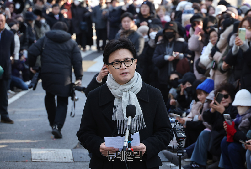 ▲ 한동훈 전 국민의힘 대표가 3일 오후 국회도서관 입구에서 열린 12.3 비상계엄 1주년 관련 기자회견에서 입장을 밝히고 있다. ⓒ정상윤 기자