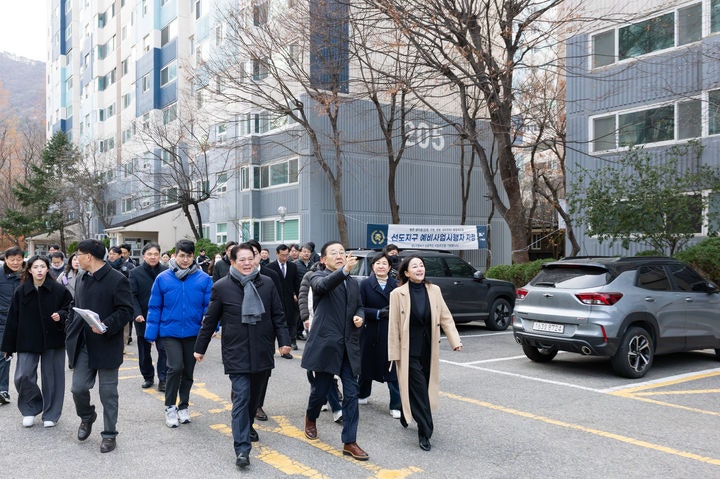 ▲ 김윤덕 국토교통부 장관이 경기 안양시 평촌의 한 아파트에서 1기신도시 정비사업 선도지구 진행상황을 점검하고 있다. ⓒ국토부