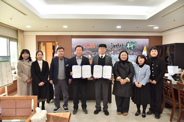 ▲ 봉화군은 3일 경북전문대학교(산학협력단)과 봉화군 어린이·사회복지급식관리지원센터 위탁운영을 위한 업무협약을 체결했다.ⓒ봉화군