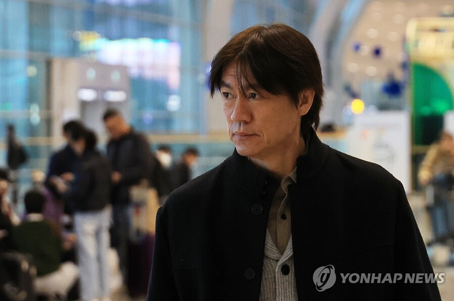 ▲ 홍명보 한국 축구대표팀 감독이 북중미 월드컵 조 추첨식을 위해 3일 미국으로 출국했다.ⓒ연합뉴스 제공