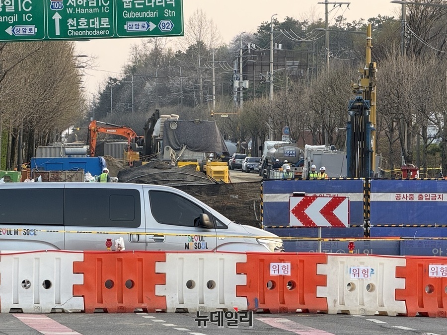 ▲ 서울 강동구 명일동 싱크홀 사고 현장에서 작업자들이 복구 작업을 실시하고 있다. 2025.04.10. ⓒ정혜영 기자