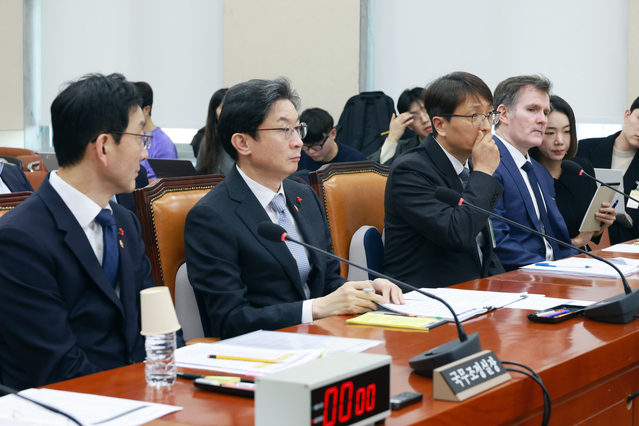 ▲ 박대준 쿠팡 대표이사가 3일 서울 여의도 국회에서 열린 정무위원회의 쿠팡 개인정보 유출 관련 현안질의에서 얼굴을 만지고 있다. ⓒ뉴시스