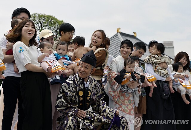 ▲ 일본 도쿄에서 아이를 안고 있는 보호자들의 모습. 출처=EPAⓒ연합뉴스