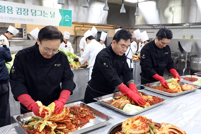 ▲ 강원랜드가 3일 하이원 그랜드호텔 5층 연회장 주방에서 지역 농산물 소비촉진과 ESG 가치 실천을 위해 '지역 배추 활용 김장 행사'를 개최했다. ⓒ강원랜드