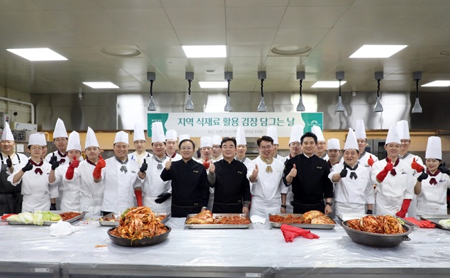 ▲ 강원랜드가 3일 하이원 그랜드호텔 5층 연회장 주방에서 지역 농산물 소비촉진과 ESG 가치 실천을 위해 '지역 배추 활용 김장 행사'를 개최했다. ⓒ강원랜드