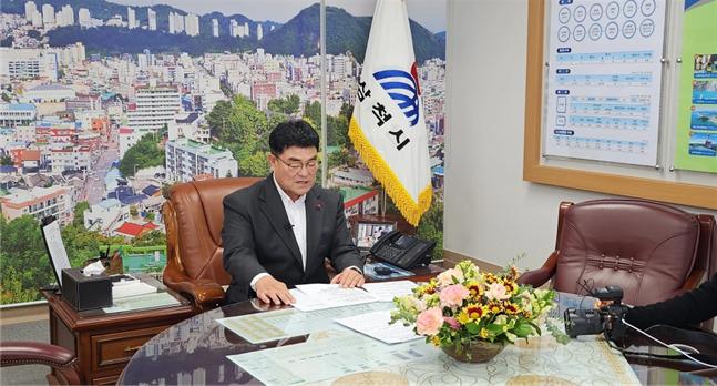 ▲ 삼척시가 기관장이 직접 참여한 '연말 청렴메시지' 녹음을 완료했다. 이번 청렴메시지는 오는 17일 시청 내부 방송망을 통해 전 직원에게 송출될 예정이다. ⓒ삼척시