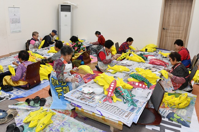 ▲ 화천읍 산천어 공방에서 지역 어르신들이 축제에 사용될 산천어등을 만들고 있다. ⓒ화천군