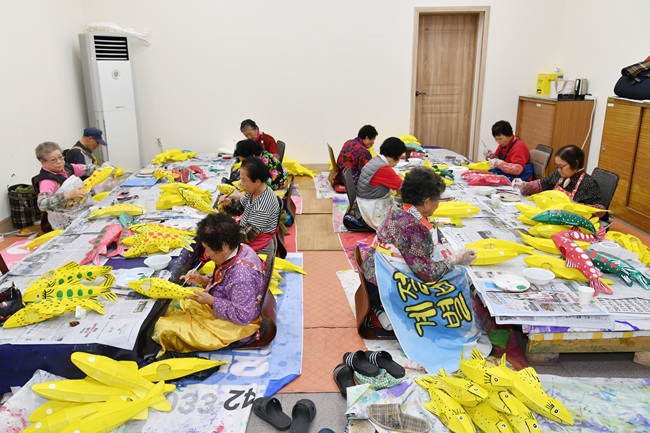 ▲ 화천읍 산천어 공방에서 지역 어르신들이 축제에 사용될 산천어등을 만들고 있다. ⓒ화천군