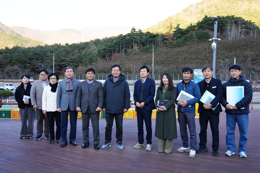 ▲ 산업건설위원회 행정사무감사 4일차 보현산댐 출렁다리 앞 농산물가판대 현지 확인을 실시했다.ⓒ영천시의회