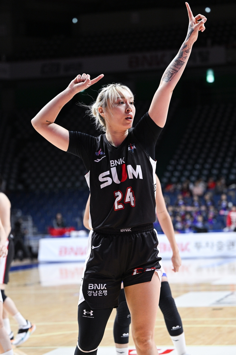 ▲ 김소니아가 결정적 순간에서 활약한 BNK가 삼성생명에 짜릿한 역전승을 거뒀다.ⓒWKBL 제공