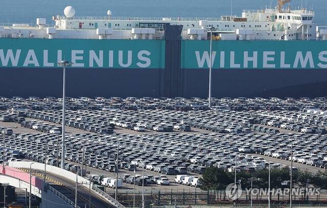 ▲ 경기도 평택항에 수출용 자동차가 세워져 있는 모습.ⓒ연합뉴스