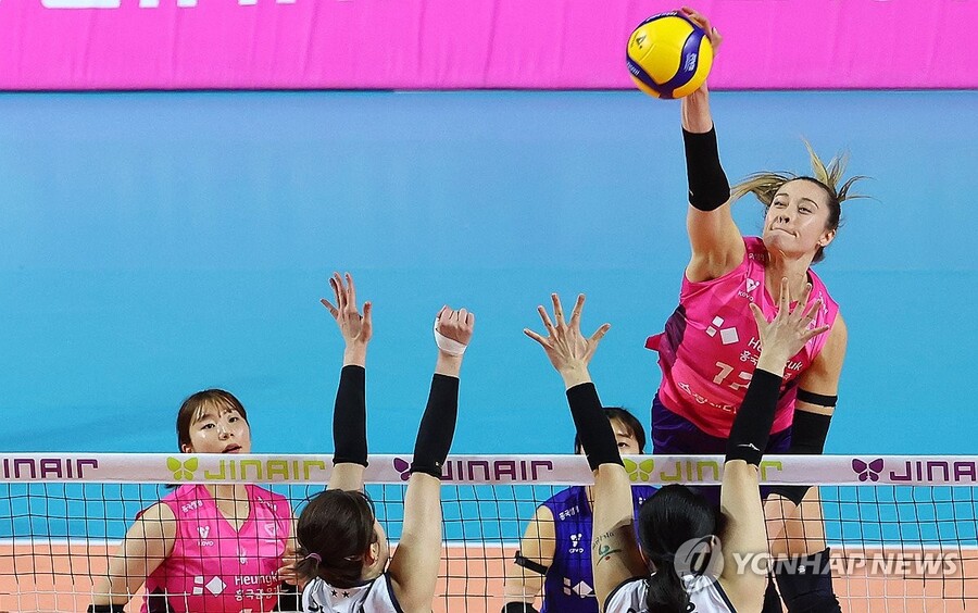 ▲ 레베카가 31득점을 올린 흥국생명이 도로공사의 11연승을 저지했다.ⓒ연합뉴스 제공