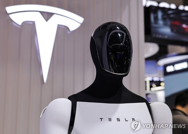 ▲ 지난 11월 중국 상하이 엑스포에 전시된 테슬라의 옵티머스 로봇. 출처=로이터ⓒ연합뉴스