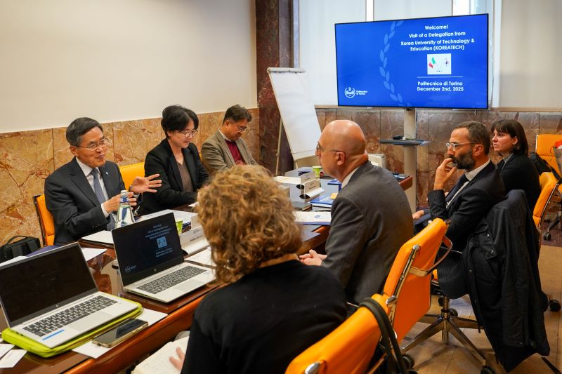 ▲ 유길상 한국기술교육대 총장이 이탈리아 토리노공과대학 삭키 부총장과 업무협약을 맺은 후 간담회를 갖고 있다.ⓒ한기대