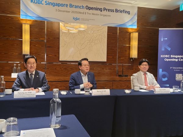 ▲ 안병길 한국해양진흥공사 사장(사진 가운데)이 지난 3일 열린 기자간담회에서 질문에 답변하고 있다. ⓒ공동취재단ⓒ