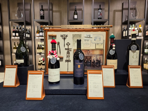▲ 롯데호텔 서울 1층 와인숍에 진열돼있는 엘솜 추천 와인들. 시즌과 주제에 따라 다양한 가격대로 즐길 수 있는 와인들이 준비돼있다.ⓒ최신혜 기자