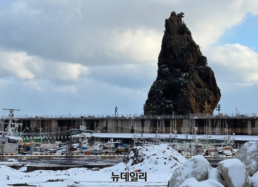 ▲ 4일 오전, 울릉 저동항 일원의 조업 나간 아버지를 기다리던 딸이 바다로 들어가 바위가 됐다는 전설이 있어 효녀 바위라고도 불리는 '촛대바위'가 한겨울 눈을 맞으면서 장관을 이루고 있다.ⓒ뉴데일리