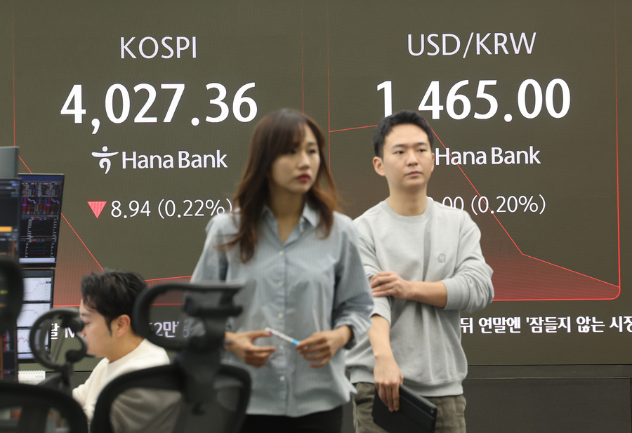 ▲ 코스피가 하락 출발한 4일 서울 중구 하나은행 딜링룸 현황판에 코스피 지수 등이 표시되고 있다 ⓒ연합뉴스