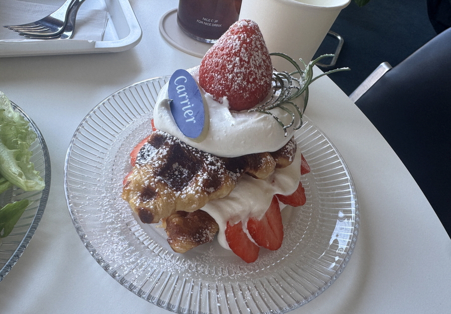 ▲ 오텍캐리어 스마트팜으로 재배된 딸기가 재료로 사용됐다. ⓒ김재홍 기자