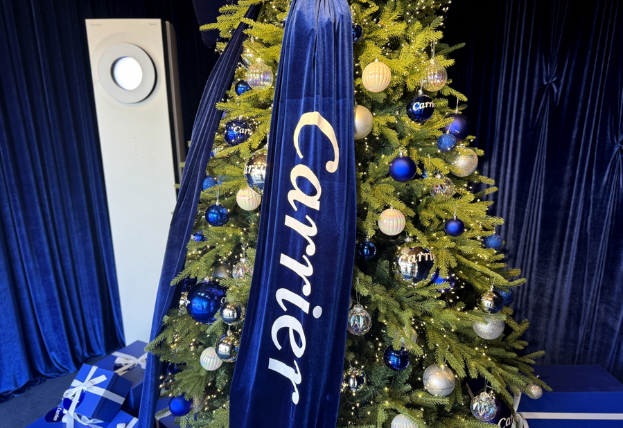 ▲ 대형 블루 크리스마스 트리의 모습도 인상적이었다. ⓒ김재홍 기자