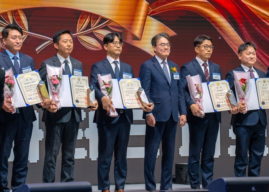 ▲ 대한민국 기술대상 시상식에서 엘앤에프 전상훈 소재개발연구소장(왼쪽에서 세 번째)이 수상기업과 업계 관계자 등 주요 인사들이 기념촬영을 하고 있다.ⓒ엘앤에프