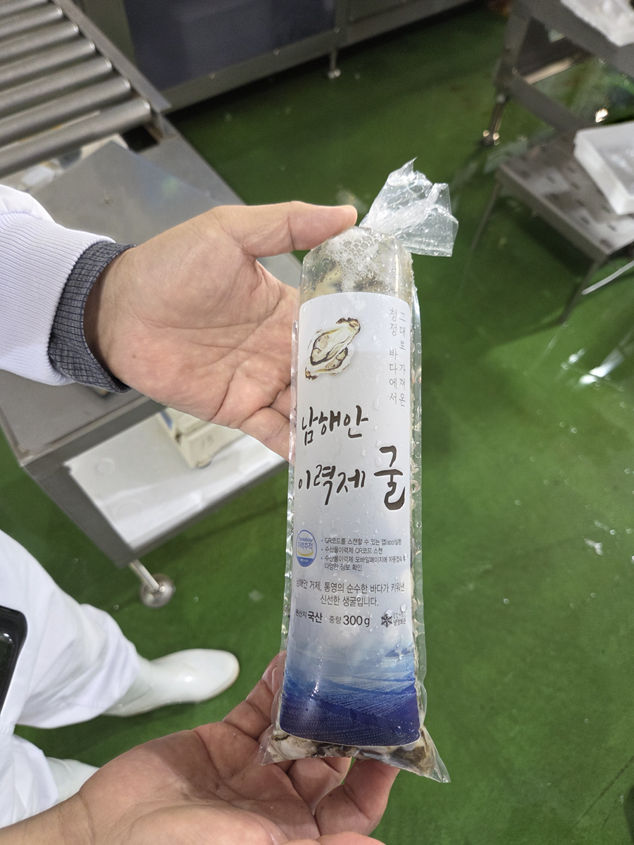 ▲ 중앙씨푸드에서 생산하는 '남해안 이력제 굴'. 뒷면의 QR코드를 촬영하면 관련 정보를 볼 수 있다. ⓒ남수지 기자