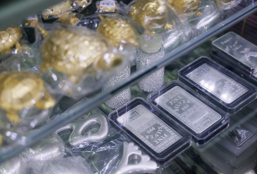 ▲ ⓒ연합뉴스. 종로구의 귀금속 전문점에 은 제품이 진열돼 있다.