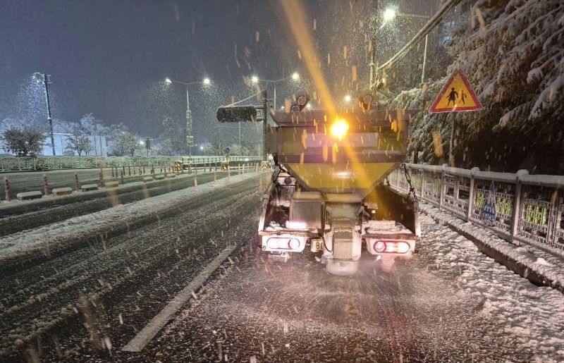 ▲ 천안시가 구축한 비상 제설 시스템에 따라 주요 간선도로에서 제설 작업을 벌이는 모습.ⓒ천안시