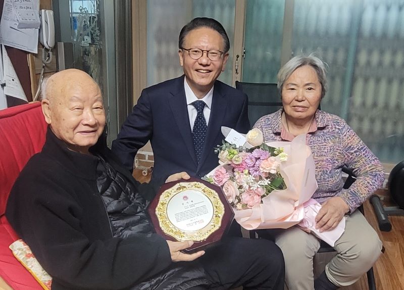 ▲ 학교법인 나사렛학원에 장학금 1억원을 기부한 대전반석교회 김정대(왼쪽부터) 원로목사와 나사렛 학원 이사장 이사장 신민규 목사, 김 원로목사 부인 백재월씨가 기념촬영을 하고 있다.ⓒ나사렛대