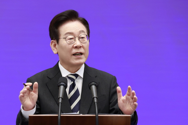 ▲ 이재명 대통령이 3일 청와대 영빈관에서 열린 '새롭게 선 민주주의, 그 1년' 외신 기자회견에서 질문에 답변하고 있다. ⓒ뉴시스