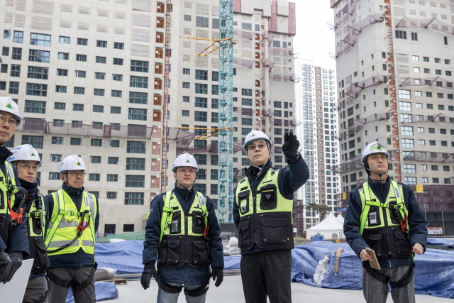 ▲ 이한우 현대건설 대표이사가 '힐스테이트 더웨이브시티' 현장 안전시설과 작업환경을 점검하고 있다. ⓒ현대건설