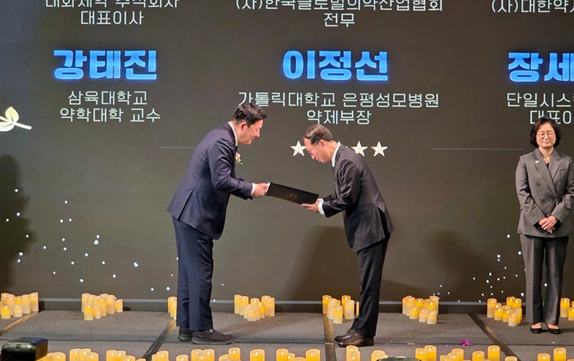 ▲ 삼육대 강태진 약학대학장(오른쪽)이 강석연 식품의약품안전평가원장으로부터 국무총리표창을 전달받고 있다.ⓒ삼육대