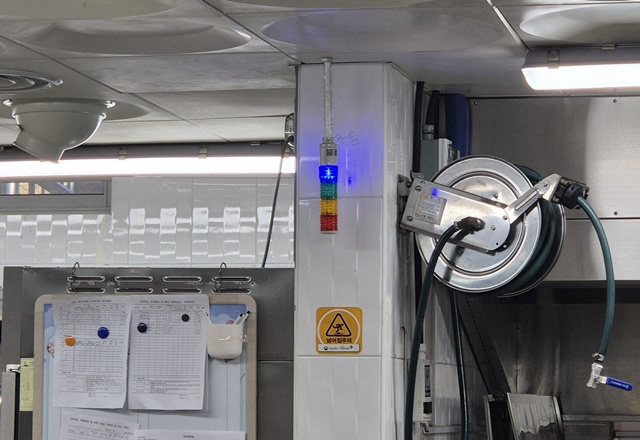 ▲ 경기도형 조리실 환기설비가 설치된 평택 이충고등학교 조리실의 신호기. ⓒ김현우기자