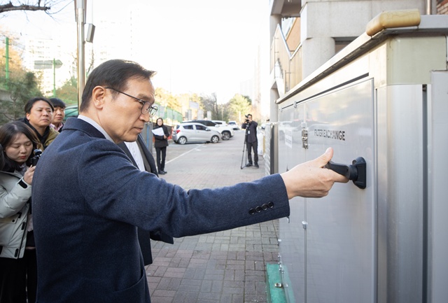 ▲ 임태희 경기도교육감이 지난 3일 경기도형 조리실 환기설비가 설치된 평택 이충고등학교를 찾아 경기도형 환기시스템의 외부 필터설비를 확인하고 있다. ⓒ경기도교육청 제공