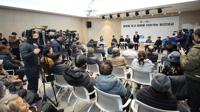 ▲ 김동연 경기도지사가 4일 양평도서관에서 열린 국지도 98호선 양근대교 확장 공사 주민설명회에 참석해 인사말을 하고 있다. ⓒ경기도 제공