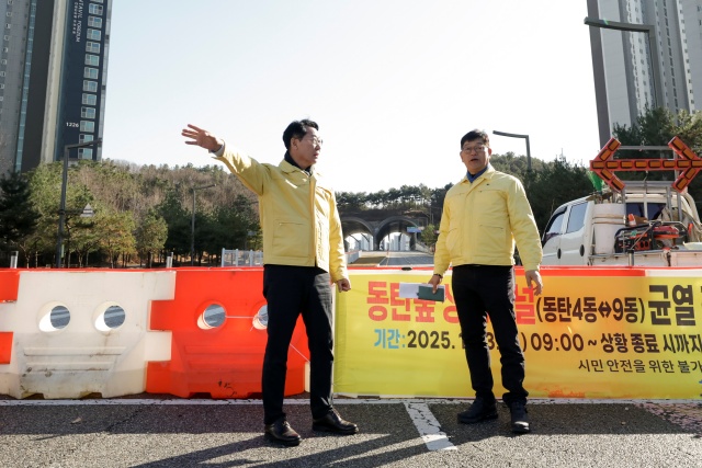 ▲ 정명근 시장이 동탄숲 생태터널 현장을 방문해 교통 통제 상황을 살피고 있다ⓒ화성시 제공