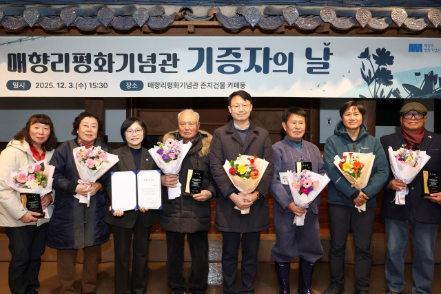 ▲ 제1회 기증자의 날 행사에서 기증자들이 기념 촬영을 하고 있다ⓒ화성시 제공