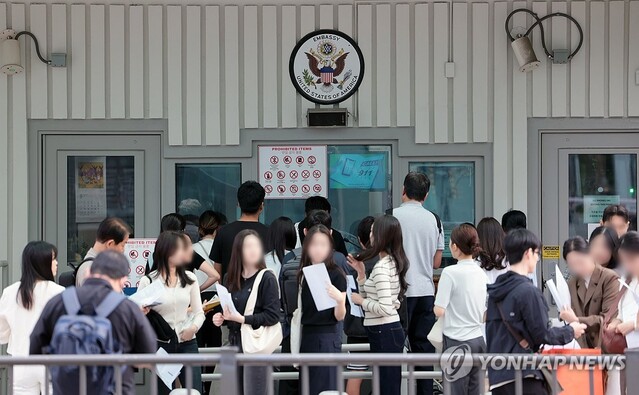 ▲ 서울 종로구의 미국대사관 앞에서 비자를 받기 위해 줄 선 시민들.ⓒ연합뉴스
