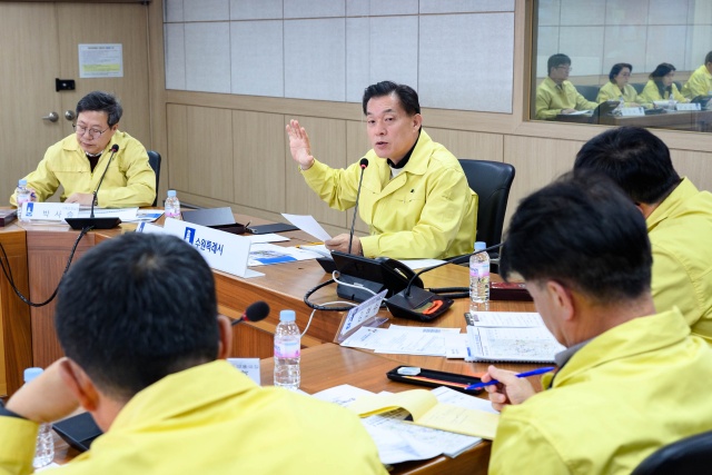 ▲ 3일 시청 재난안전상황실에서 열린 ‘2025~2026년 겨울철 도로 제설 대책 상황보고회’에서 이재준 수원시장이 보완사항을 지시하고 있다. ⓒ수원시 제공