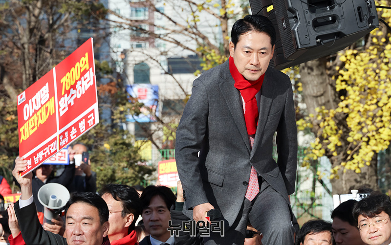 ▲ 장동혁 국민의힘 대표가 1일 오후 인천 주안역 앞에서 열린 민생회복 법치수호 인천 국민대회에서 연단에 오르고 있다. ⓒ인천=서성진 기자